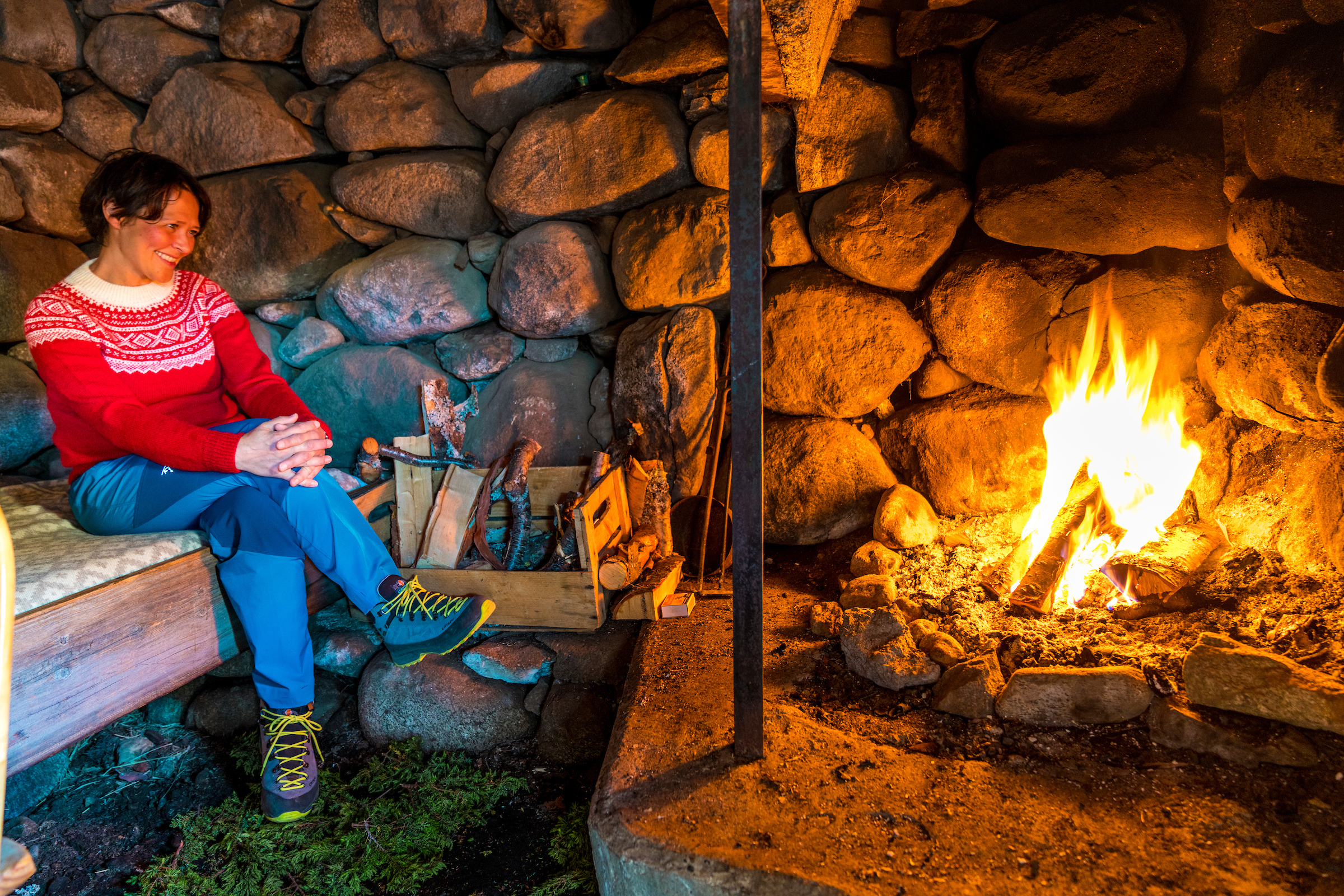 Inside Gjendines hut at Gjendebu.jpg