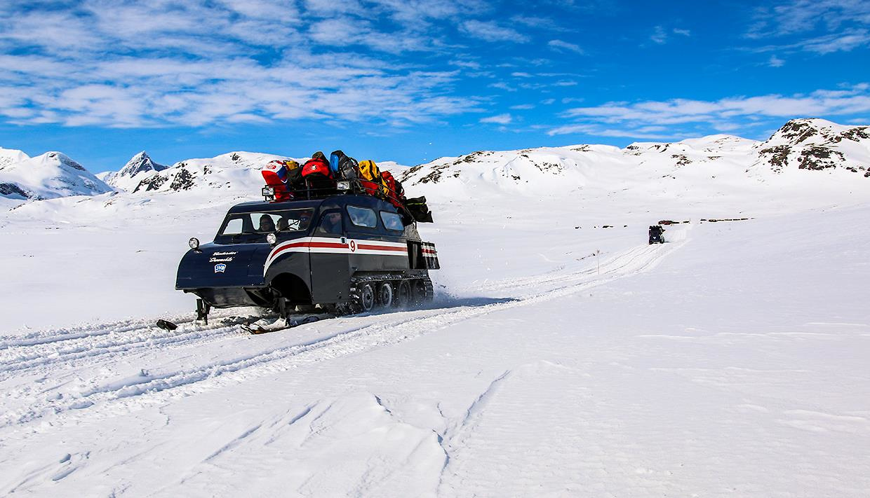 Snowcoach and  peak Uranostind.jpg (1)
